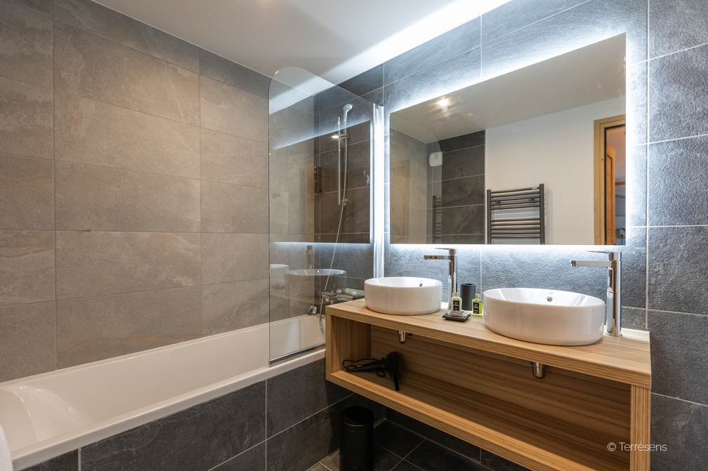 Le Coeur des Cimes, new apartments for sale in Montalbert: Photo of bathroom example